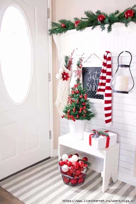 Christmas-Decorated-Entryway-Ideas-03-1-Kindesign (466x700, 194Kb)
