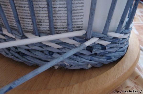 Плетение узора «елочка». Корзинка из газет (10) (599x397, 109Kb)