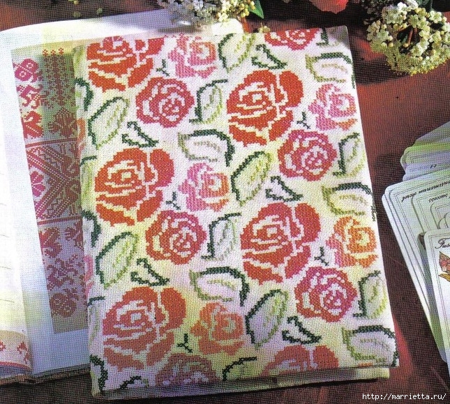 Пуфик и обложка с вышивкой «Розы» (5) (645x579, 449Kb)