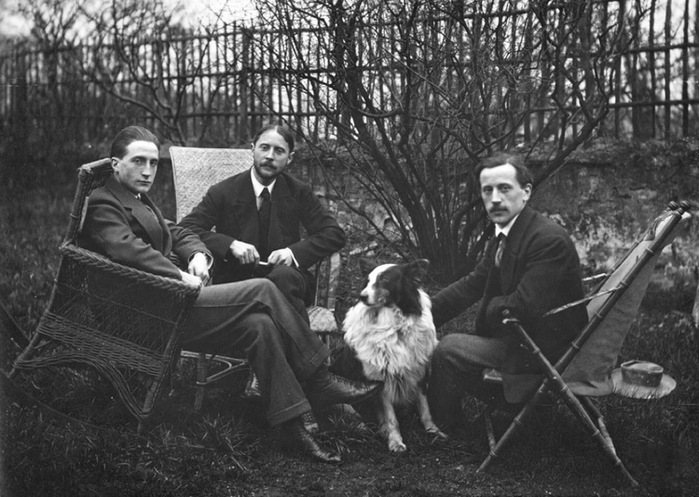 1913 Three D. brothers, left to right Marcel Duchamp, Jacques Villon, and Raymond Duchamp-Villon in the garden of Jacques Villon's studio in Puteaux, (700x497, 125Kb)