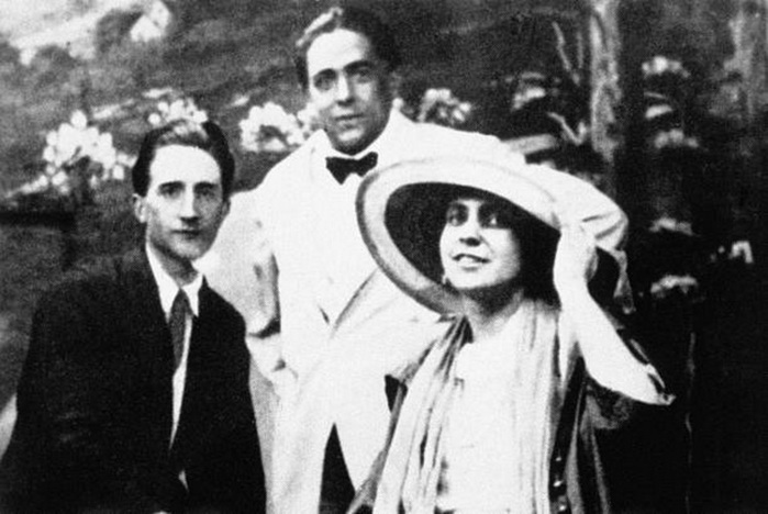 1917 (Left to right) Marcel Duchamp, Francis Picabia and Beatrice Wood. (700x468, 91Kb)