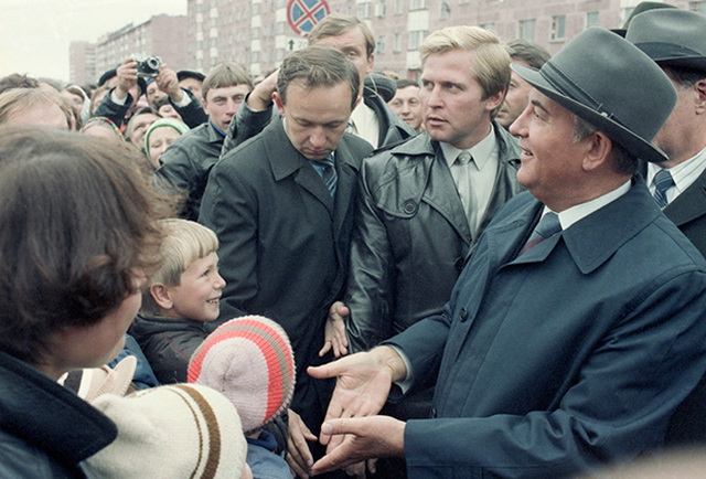 20 ноября 1990. Горбачев на параде 1990. Охрана Горбачева. Телохранитель Горбачева. Горбачев с охраной.