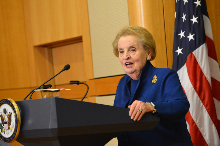 Former_Secretary_of_State_Albright_Delivers_Remarks_at_Groundbreaking_Ceremony_of_the_U.S._Diplomacy_Center_(14943990640) (700x466, 377Kb)