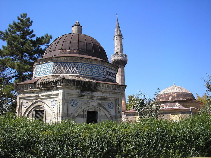 1280px-Isak_Bey_Turbe_Aladja_Mosque_Skopje (900x725, 110Kb)