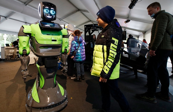 3109898_Robot_med__Promobot (700x455, 179Kb)