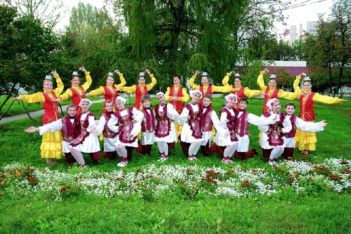 0-0 Детский ансамбль в татарских народных костюмах (700x466, 545Kb)