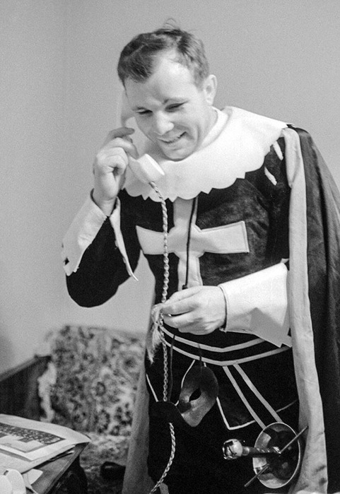 853654_Gagarin_scale_1201 (481x700, 94Kb)