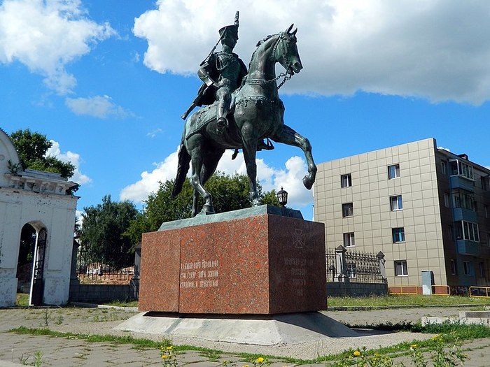 7016885_Pamyatnik_N__A__Dyrovoi_Elabyga (700x525, 107Kb)