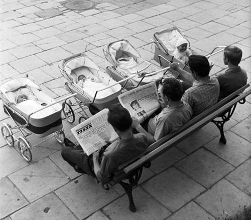 ссср Вильнюс. Молодые папы с детьми на прогулке. 1969 год. (500x439, 85Kb)