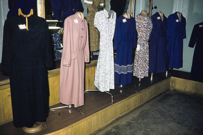 ссср В отделе  готового платья, 1959 год (700x466, 410Kb)