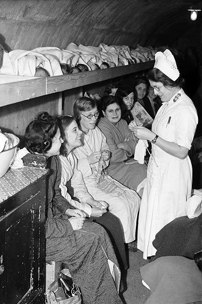 Молодые матери с новорожденными детьми в лондонском бомбоубежище, Англия 1940 год (400x600, 131Kb)