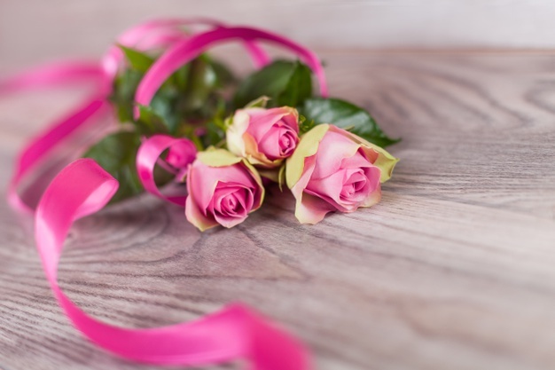 . fresh-pink-roses-on-wood_329181-1625 (626x417, 62Kb)
