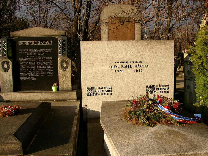 Emil_Hacha_grave_Vinohrady_Cemetery_Prague (700x525, 520Kb)