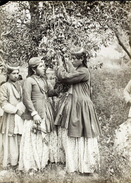 Армянские девушки в Урмии (504x700, 454Kb)