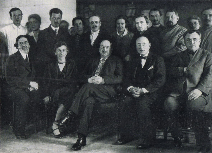1929 А.В. Луначарский и И.Э. Грабарь (в центре) с сотрудниками Центр. Гос. реставрационных мастерских. (700x507, 124Kb)