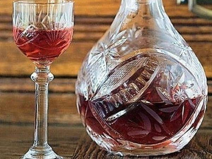 2835299_Vodka_na_chernoi_smorodine_recept (700x525, 388Kb)