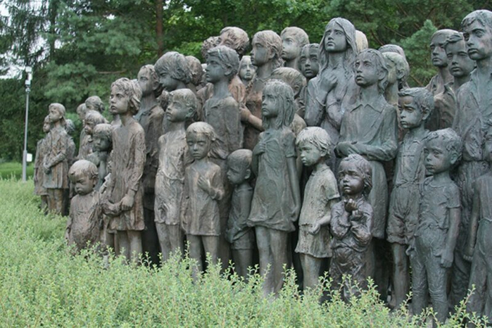 sculptures-children-of-lidice-czechoslovakia-czech-republic-1-5d2d8c0690a35-700 (700x466, 378Kb)