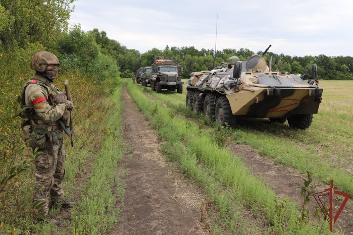 7290319_Rosgvardeici_zaderjali_v_Lyganskoi_narodnoi_respyblike_posobnikov_VSY_izyali_apparatyry_i_oryjie_inostrannogo_proizvodstva_ (700x466, 158Kb)