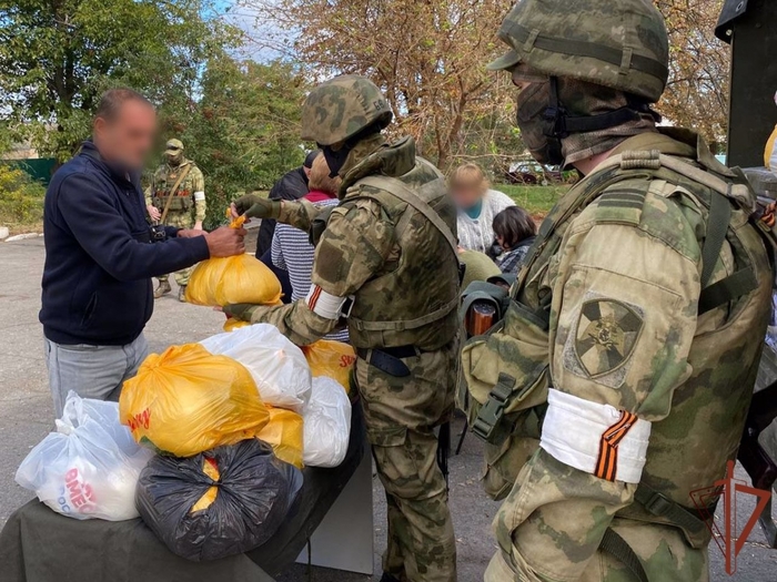 7290319_Rosgvardeici_obespechivaut_bezopasnost_i_dostavky_gymanitarnoi_pomoshi_naseleniu_v_Hersonskoi_i_Zaporojskoi_oblastyah_video (700x525, 318Kb)
