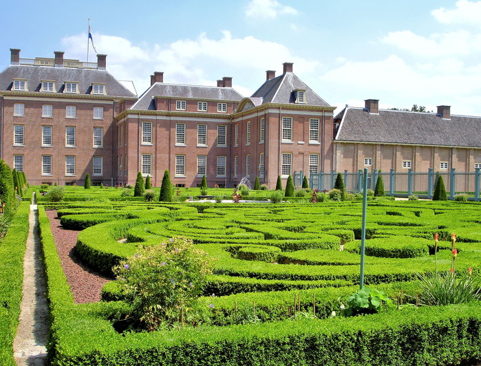 Netherlands-Apeldoorn-Het-Loo-Palace-William-Mary-Built (900x732, 203Kb)