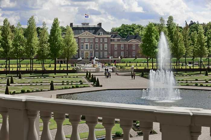 Palast-Garten-mit-Brunnen-Foto-Hesmerg-Quelle-Paleis-Het-Loo (900x666, 46Kb)