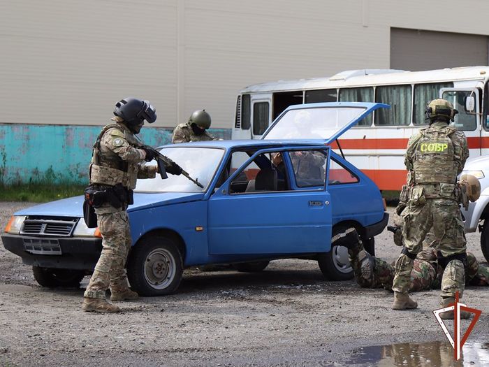 7290319_Pozdravlenie_nachalnika_Ypravleniya_Rosgvardii_po_HMAO__Ugre_polkovnika_policii_Evgeniya_Simakova_s_28oi_godovshinoi_obrazovaniya_SOBR (700x525, 77Kb)