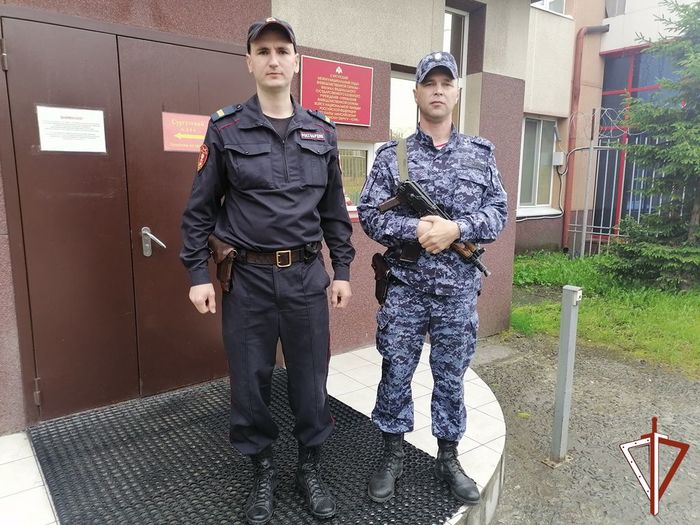7290319_Sotrydniki_Rosgvardii_po_goryachim_sledam_presekli_razboi_i_krajy_na_obektah_torgovli_v_Ugre (700x525, 87Kb)