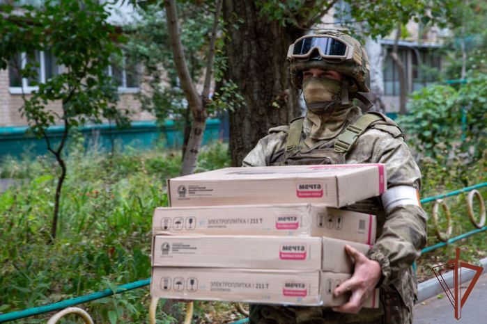 7290319_Bolee_500_tonn_prodovolstviya_pod_ohranoi_Rosgvardii_dostavleno_v_Hersonskyu_i_Zaporojskyu_oblasti (700x466, 69Kb)