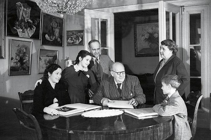 1954 Family portrait of Konchalovsky in the interior. Pyotr Konchalovsky (center).  (700x464, 99Kb)