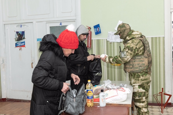 7290319_Rosgvardeici_dostavili_gymanitarnyu_pomosh_jitelyam_LNR_1_ (700x466, 220Kb)