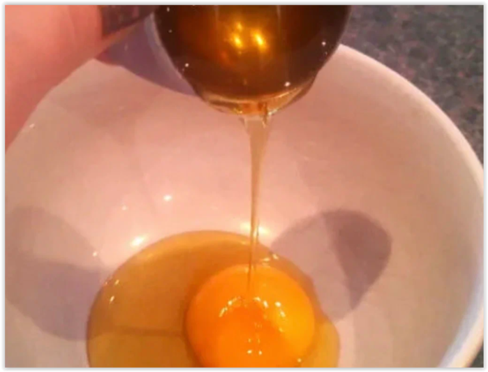 Маска медом яйцом коньяком. Маска для волос с яйцом и медом. Мед и желток. Маска для волос из яйца и меда. Маска для волос из желтка.