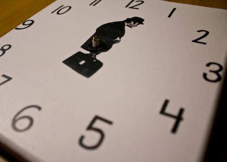 Настенные часы со стрелками-ногами Джона Клиза (14) (450x321, 96Kb)