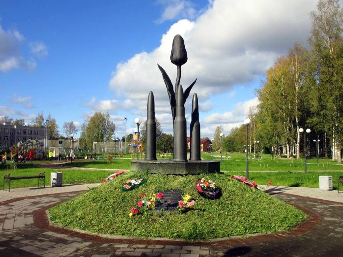 0 0 Памятник Черный тюльпан (700x525, 388Kb)