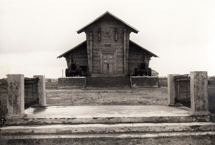 0 0 Здание краеведческого музея в 1947 году (700x471, 340Kb)