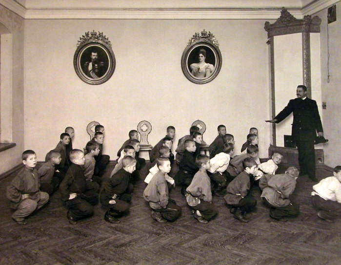  оссия  Воспитанники приюта во время занятий гимнастикой, 1899 год (700x544, 469Kb)