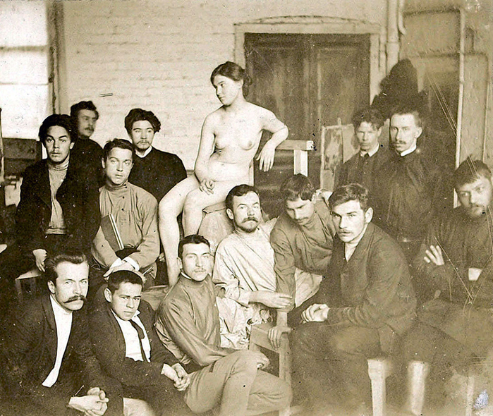  оссия  Студенты-художники с обнаженной натурщицей, Москва 1906 год (700x590, 571Kb)