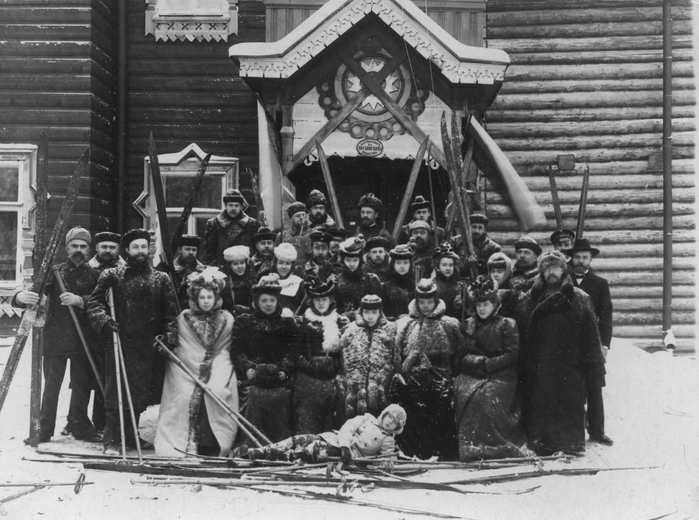  оссия Группа членов кружка любителей лыжного спорта Полярная звезда после лыжной прогулки, Москва 1910 год (700x520, 242Kb)