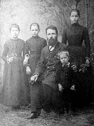  оссия Камбарский завод, Заводской инженер с детьми. Неизвестный фотограф, 1892. (392x524, 130Kb)