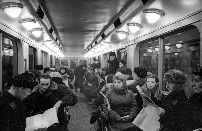 ссср В салоне поезда метрополитена из экспериментальных вагонов типа «Г», 1940 год, Москва (700x455, 206Kb)