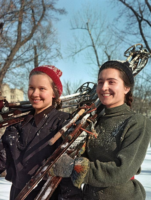 ссср Будущие педагоги Тамара Худякова и Нила Шумская на лыжной тренировке,, 1953 год. (528x700, 419Kb)