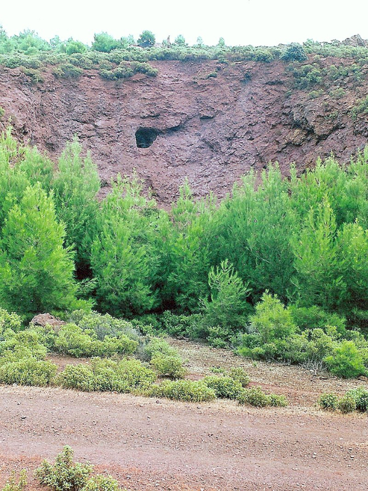0 0 Железный рудник в Цинесе с шахтой-туннелем эпохи палеолита (525x700, 545Kb)