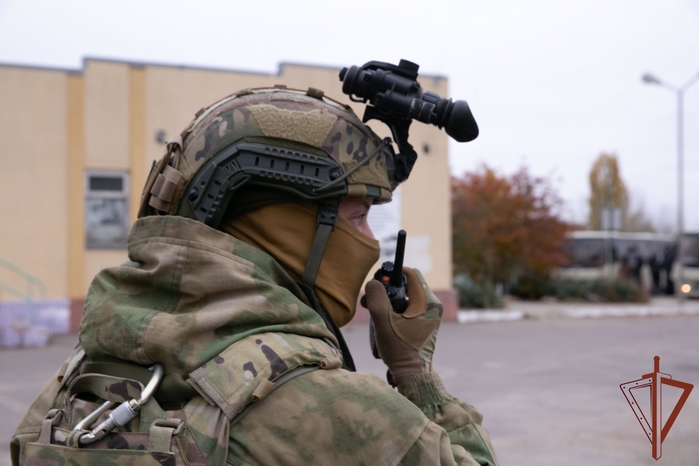 7290319_Rosgvardeici_proveli_gymanitarnyu_akciu_v_LNR (700x466, 177Kb)