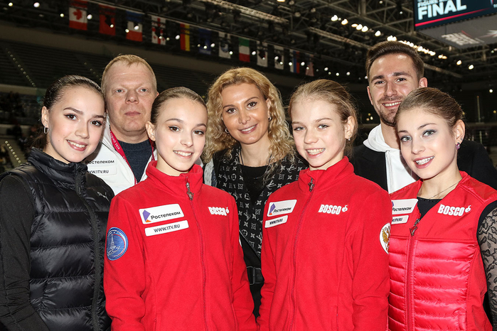 zagitova-trusova-kostornaja-i-scherbakova-pozirovali-v-effektnyh-narjadah-na-fotosessii_15788108631325408151 (700x466, 410Kb)