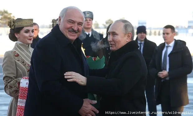 Alexander Lukashenko, left, greets Vladimir Putin as he arrives in Minsk for talks in December/7399830_4000a (620x372, 102Kb)