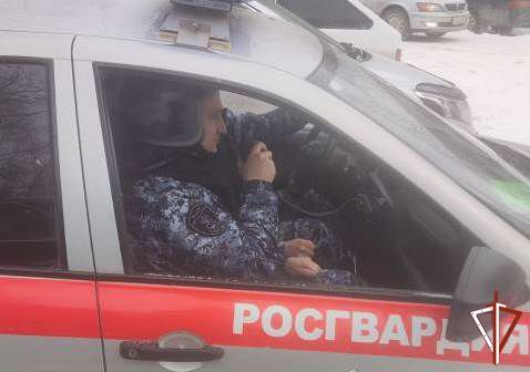 7290319_V_Nijnevartovske_ekipaj_Rosgvardii_po_goryachim_sledam_zaderjal_pravonaryshitelya (478x336, 24Kb)