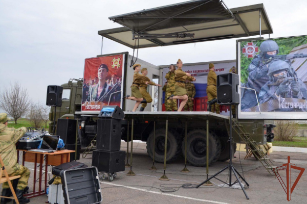 7290319_Ansambl_pesni_i_plyaski_Yralskogo_okryga_Rosgvardii_vistypil_dlya_boicov_v_zone_SVO (600x400, 406Kb)