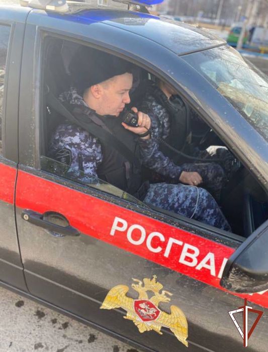 7290319_Sotrydniki_Rosgvardii_zaderjali_pyanogo_voditelya_v_Ugre (533x700, 62Kb)