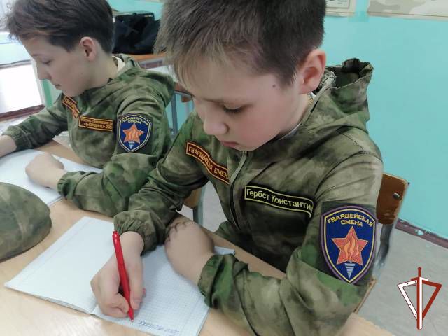 7290319_Oficeri_Rosgvardii_v_Ugre_podderjali_obsherossiiskyu_akciu_MiVmeste (640x480, 47Kb)