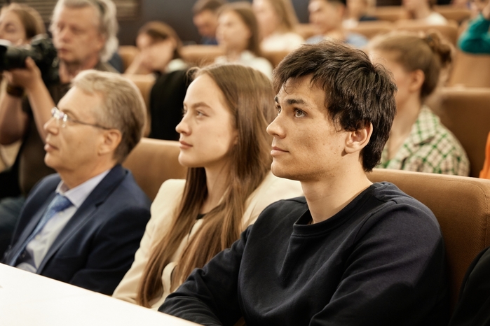 6773287_VUralskomfiedieralnomuniviersitietiesostoialaspiataiapriezientatsiiamolodiezhnoghosoobshchiestvaVYZOV_2 (700x466, 204Kb)