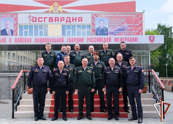 7290319_Nachalnik_Ypravleniya_Rosgvardii_po_HMAO__Ugre_prinyal_ychastie_v_YMS_s_rykovodyashim_sostavom_Yralskogo_okryga_voisk_nacionalnoi_gvardii (700x499, 81Kb)